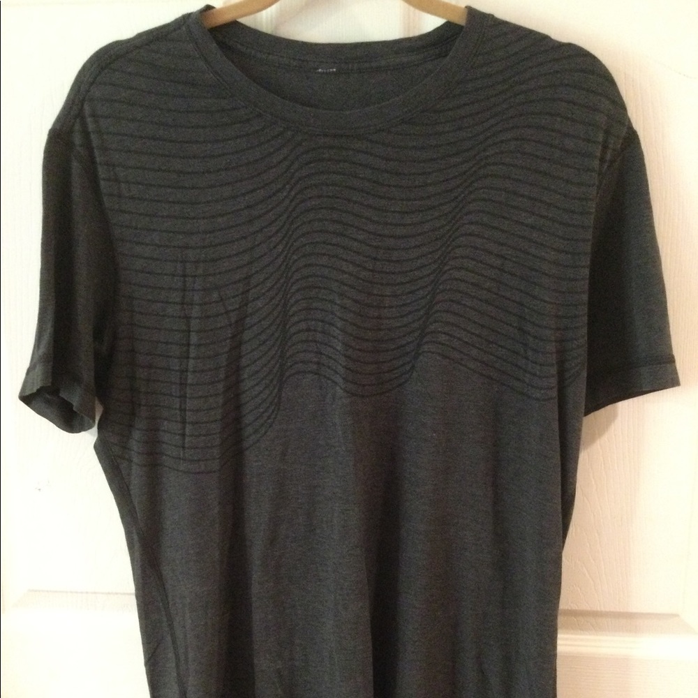Lululemon Gray Short Sleeve T-shirt Graphic Wave Pattern Size Large